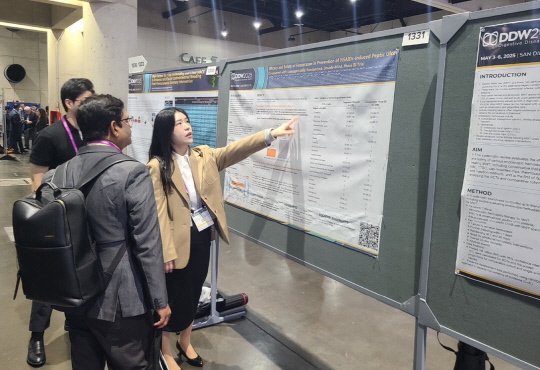해외 의료진(왼쪽)이 펙수클루(펙수프라잔)의 NSAIDs 유도 소화성궤양 예방 임상연구 결과를 보고 있다. 대웅제약 제공.